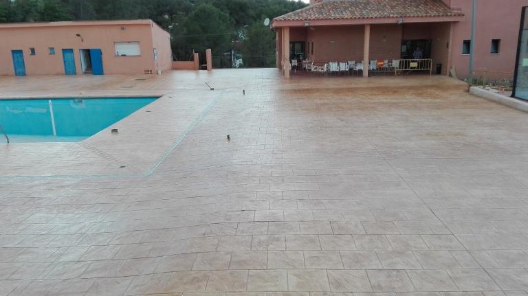 Aplicar la resina sobre suelo de color apagado Hormigón Aplicar la resina sobre suelo de color apagado Hormigón